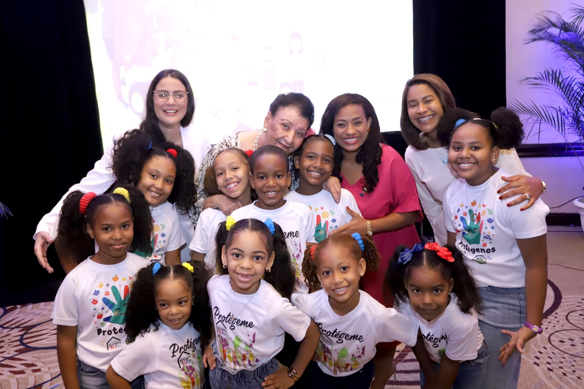 Besaida Santana y las subdirectoras del INAIPI, posan junto a los niños que asistieron a la actividad