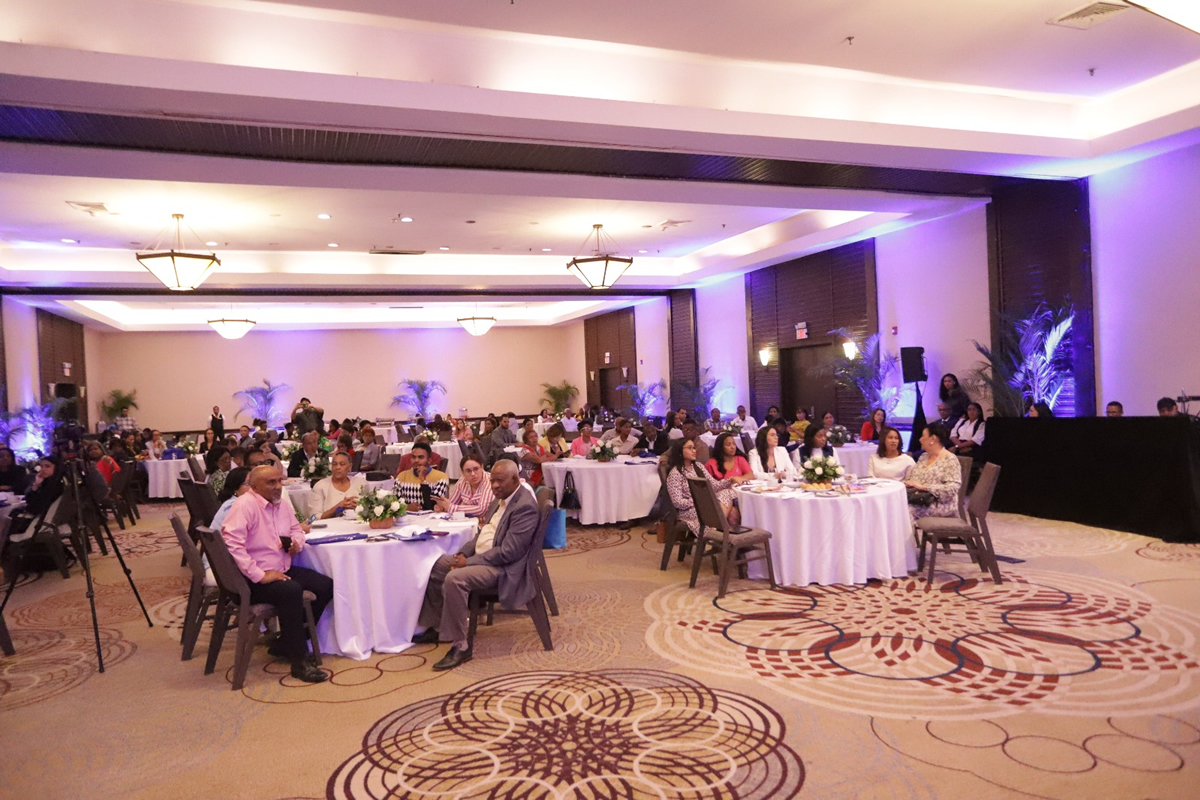 Vista de los líderes comunitarios y comunicadores presentes