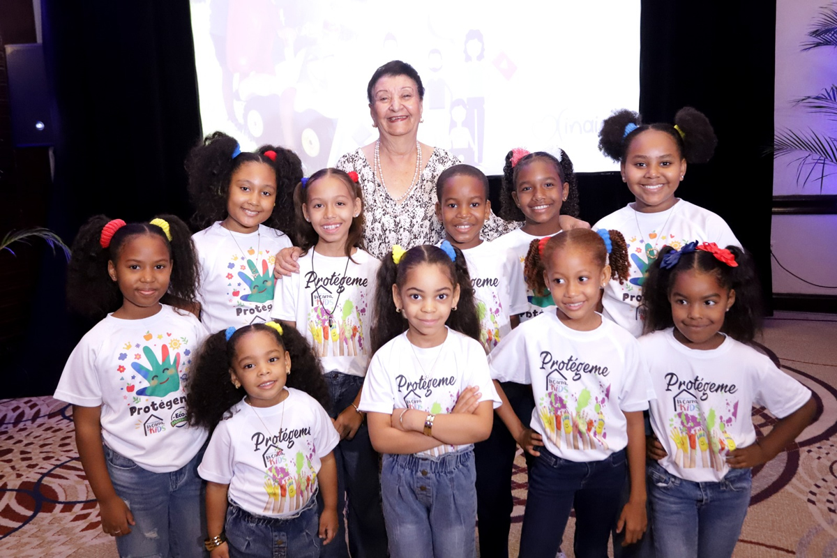 Besaida Santana, directora ejecutiva del Inaipi junto a niños que asistieron a la actividad 