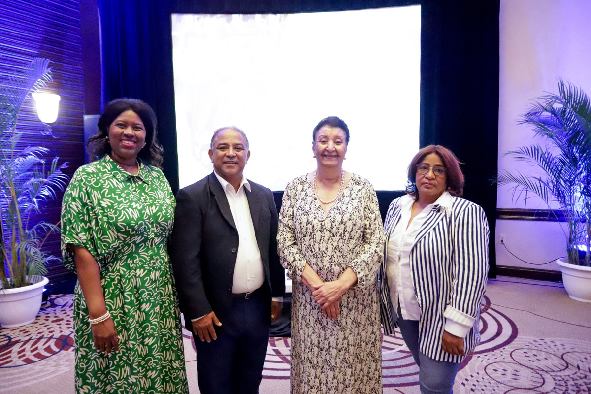 Besaida  Santana de Báez junto a periodista que asistieron