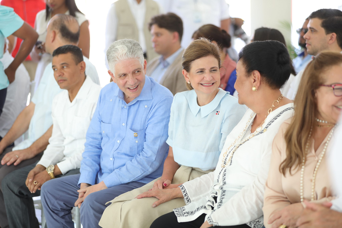 Raquel Peña, vicepresidenta de la República y Besaida Manola Santana, directora ejecutiva del INAIPI