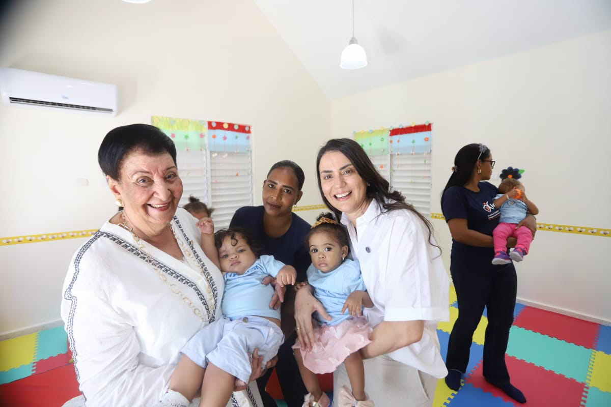 Besaida Manola Santana, directora ejecutiva del INAIPI y Yanett Rodríguez, subdirectora de Gestión Institucional comparten en el Aula