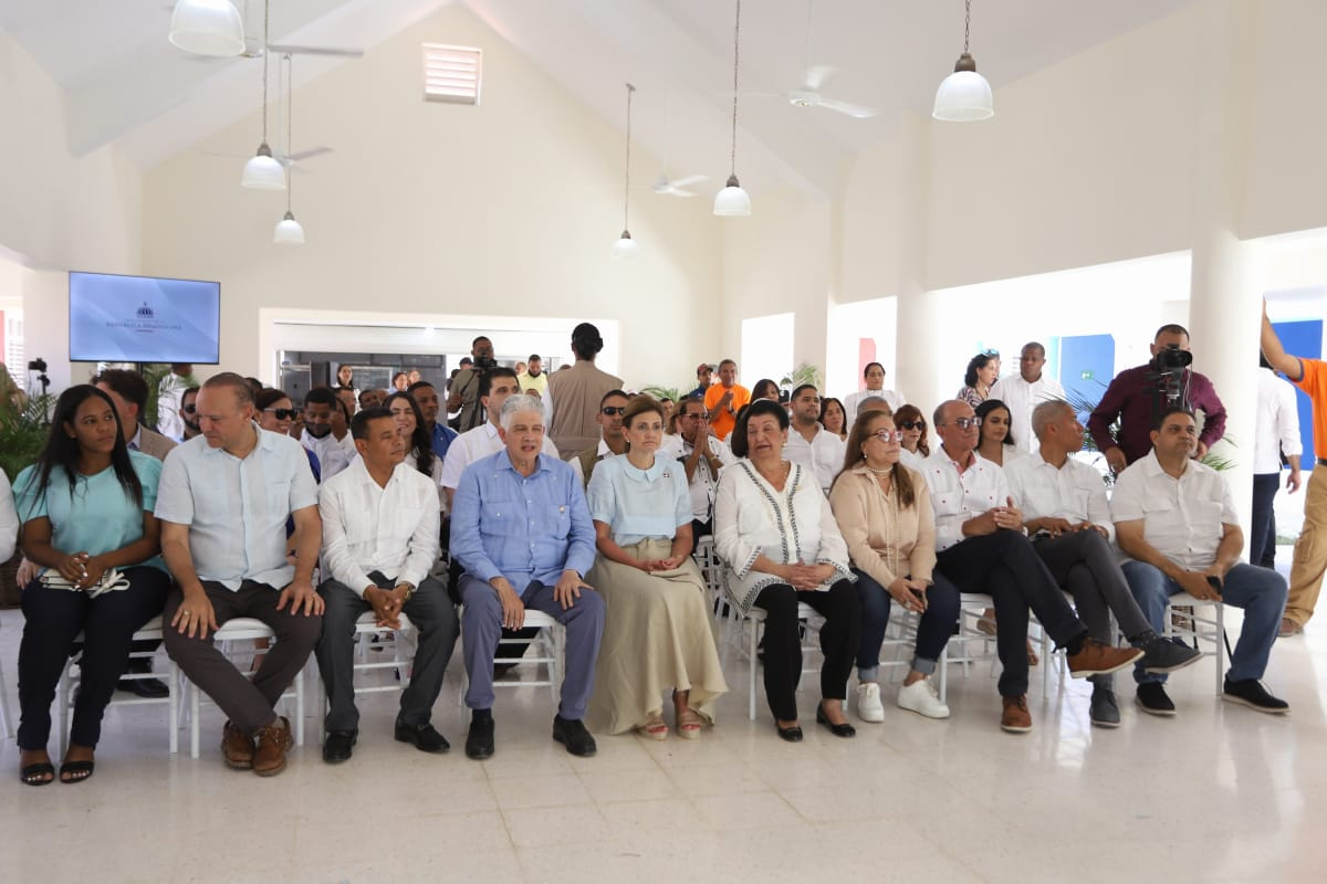 Raquel Peña, vicepresidenta de la República y Besaida Manola Santana, directora ejecutiva del INAIPI, junto a personalidades que asistieron al evento  