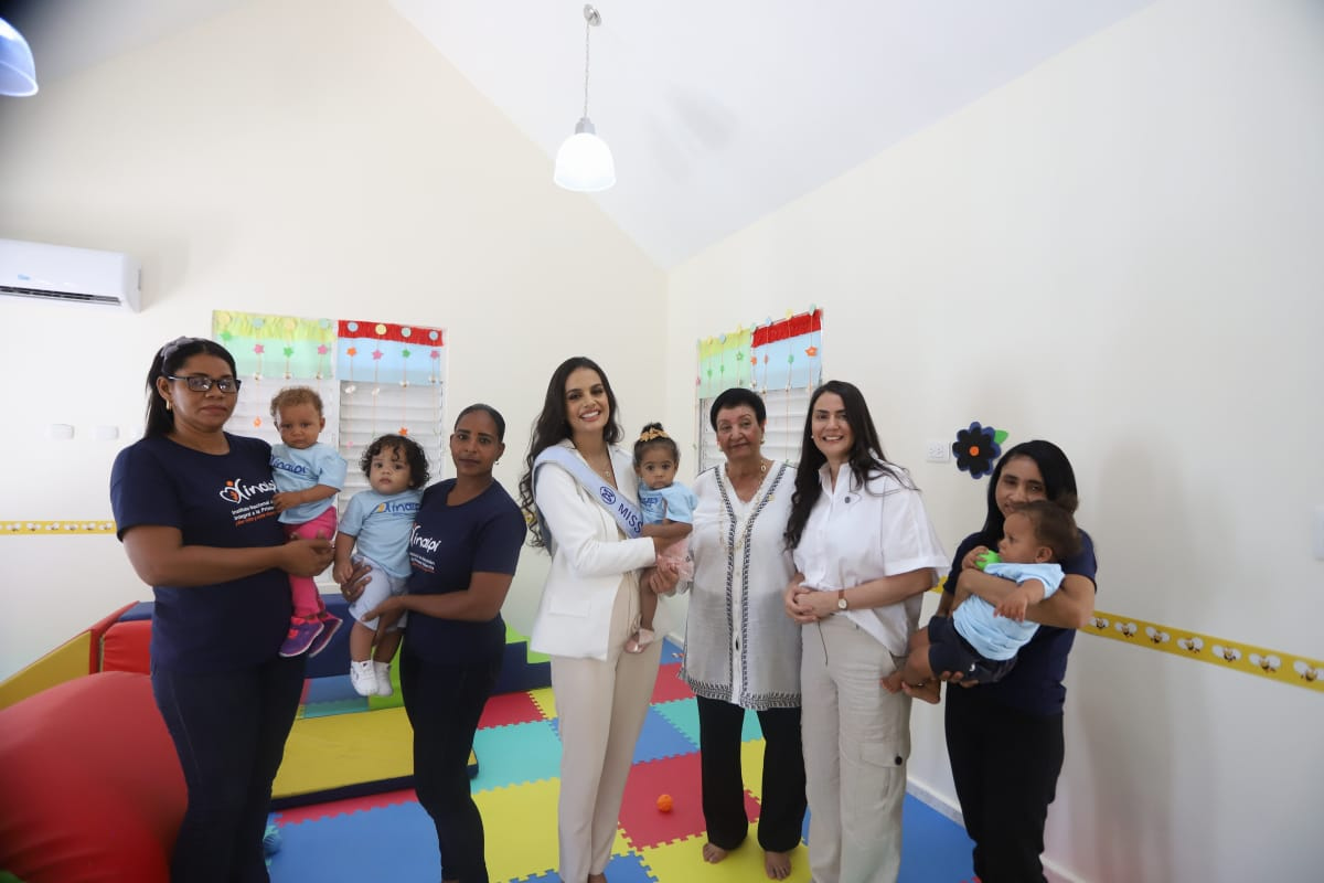 Besaida Manola Santana, directora ejecutiva del INAIPI junto a Yanett Rodríguez, subdirectora de Gestión Institucional, comparte en aula del nuevo Centro