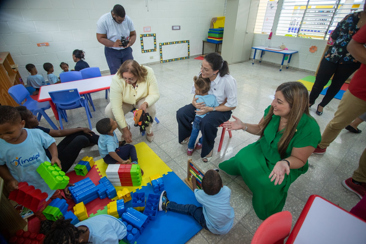 Yanett Rodríguez, subdirectora de Gestión Institucional,  Pura Casillas, gobernadora de la provincia San Cristóbal y Johanna Elías, directora de Gestión de Redes de Servicios comparten en el aula del nuevo CAIPI
