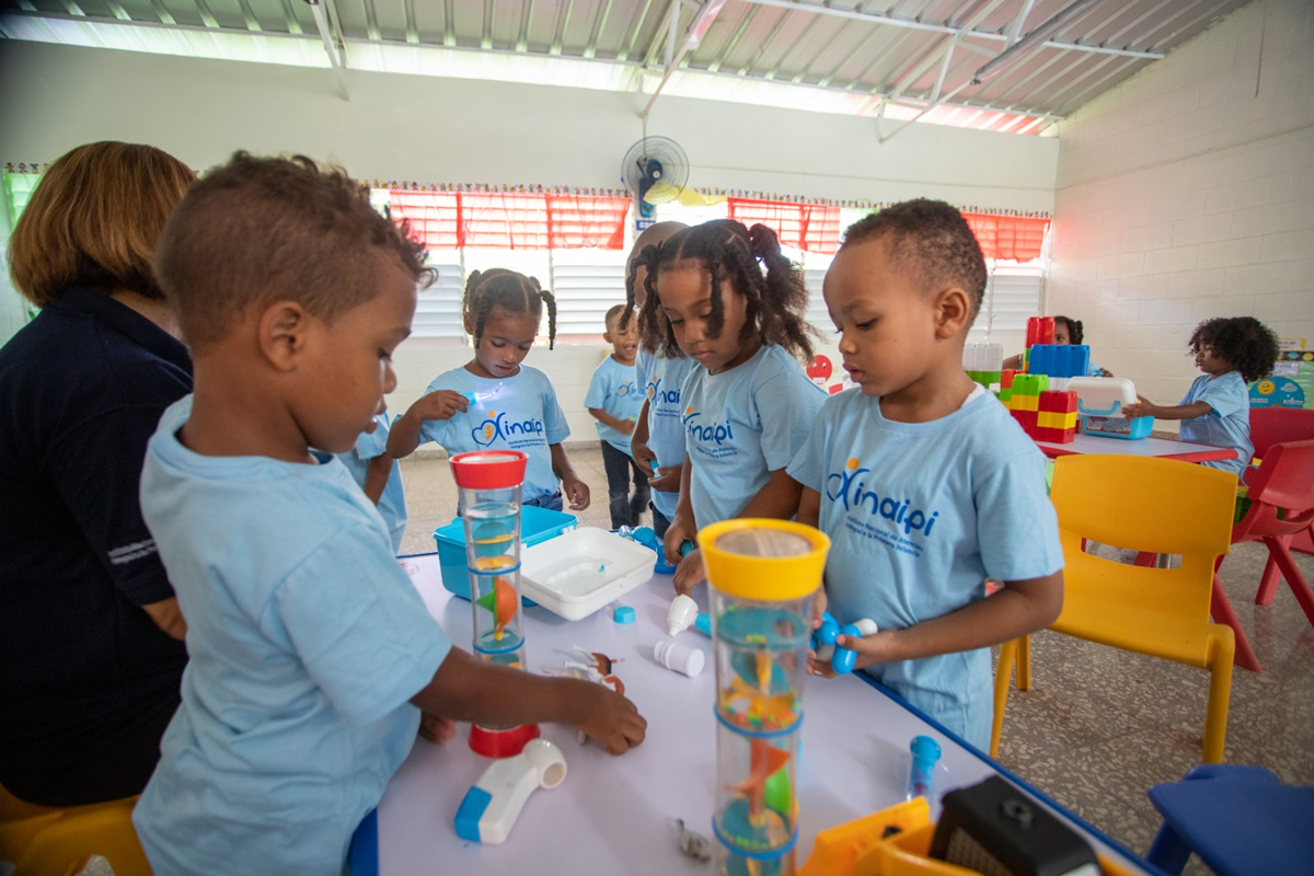 Niños del Centro juegan