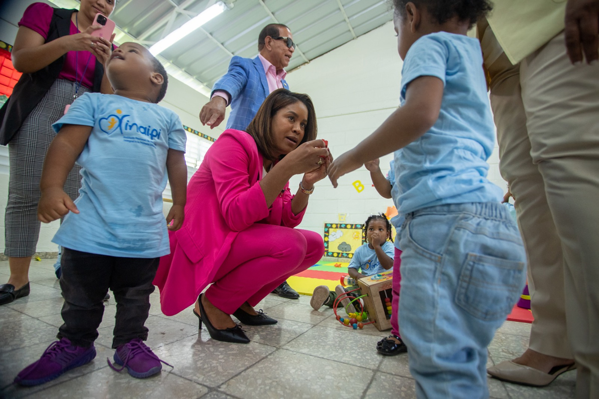 Yanina Torres, subdirectora de Gestión Operativa y Territorial comparte con los niños del Centro