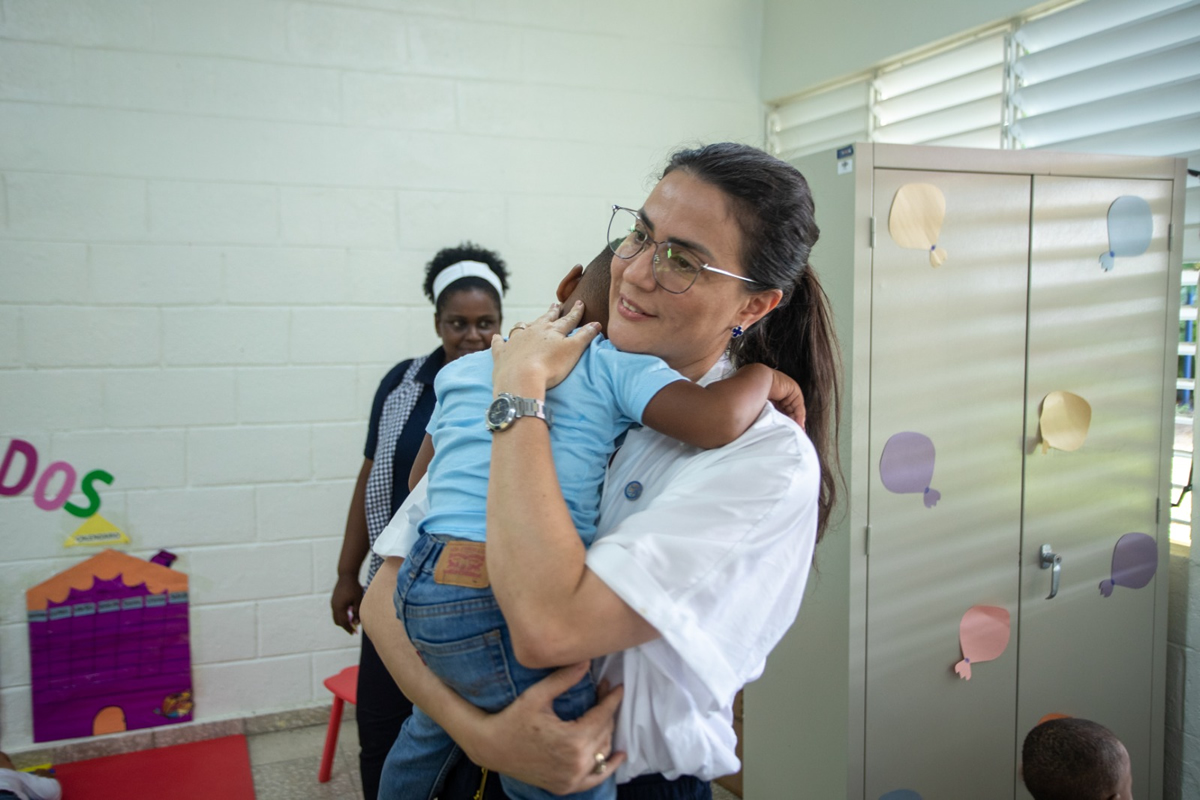 Yanett Rodríguez, subdirectora de Gestión Institucional, con niño en los brazos