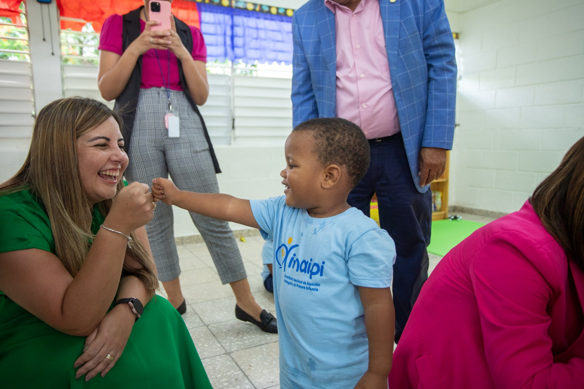 Johanna Elías, directora de Gestión de Redes de Servicios, toca mano con niño en el Centro