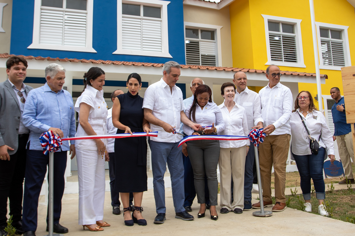 Luis Abinader, presidente de la República y su esposa Raquel Arbaje, presidenta honorífica del Gabinete de Niñez y Adolescencia, inauguran CAIPI en espaillat, Santiago