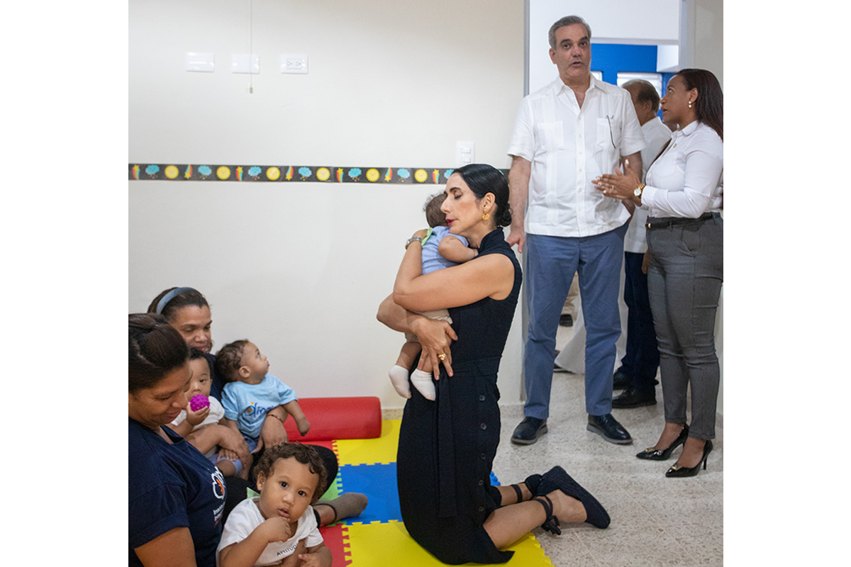 Raquel Arbaje, presidenta honorífica del Gabinete de Niñez y Adolescencia abraza niño en el Centro