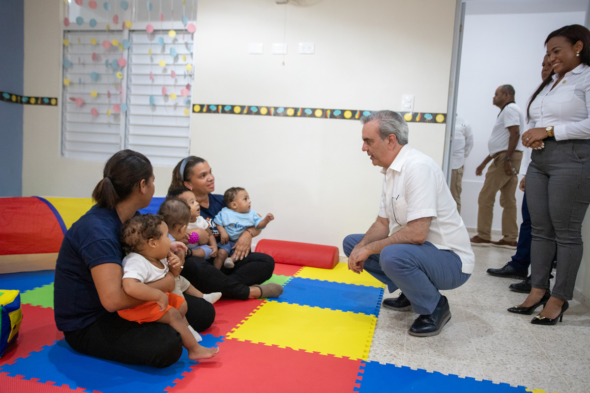 Luis Abinader, presidente de la República, comparte con colaboradores y niños en el Aula