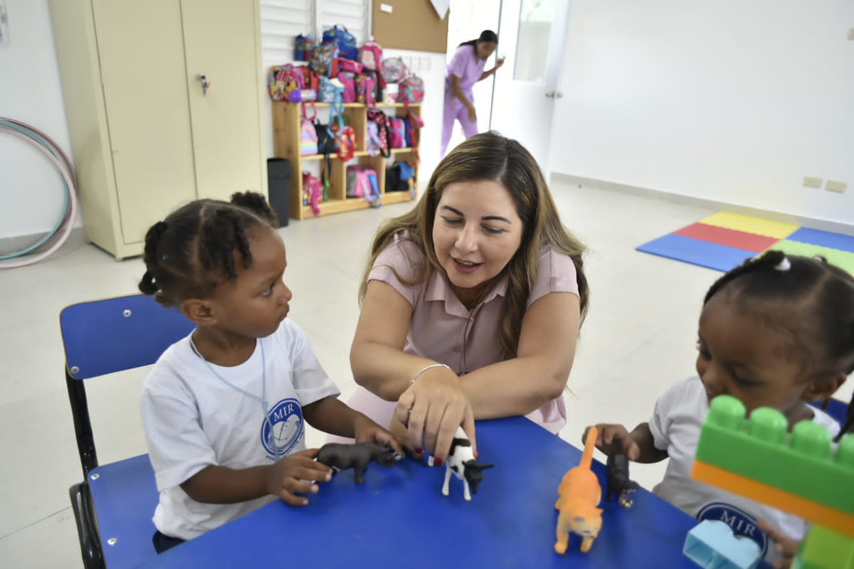 Johanna Elías, directora de Gestión de Redes de Servicios, comparte con los niñas en la Estancia