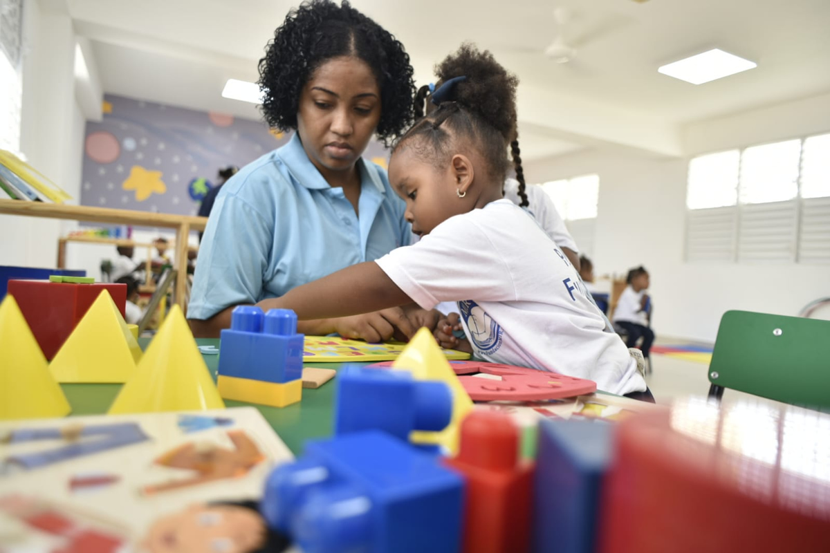 Niña jugando en el aula