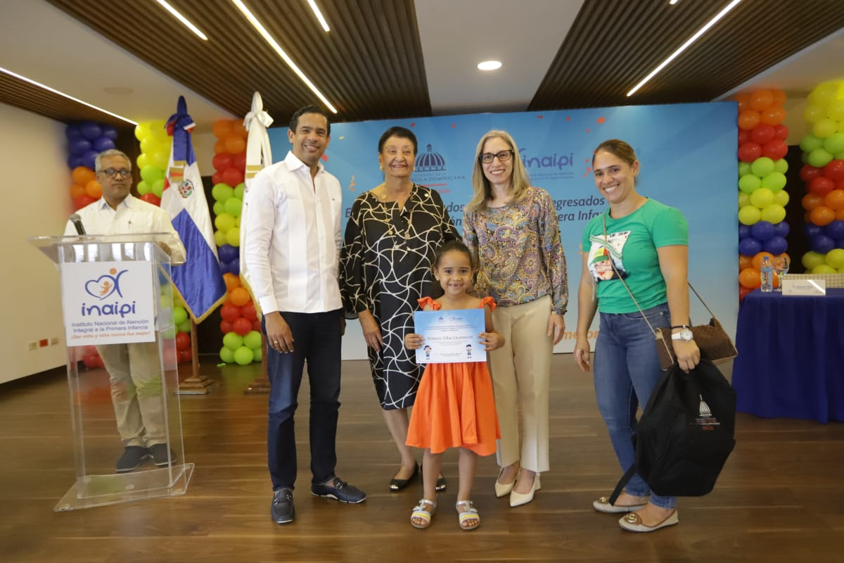 Besaida Manola Santana, directora ejecutiva del INAIPI, Ancell Scheker, viceministra de Asuntos Técnicos y Pedagógicos del Ministerio de Educación y Eduardo Peña Blanco, subdirector del Instituto Nacional de Bienestar Estudiantil (INABIE) 
