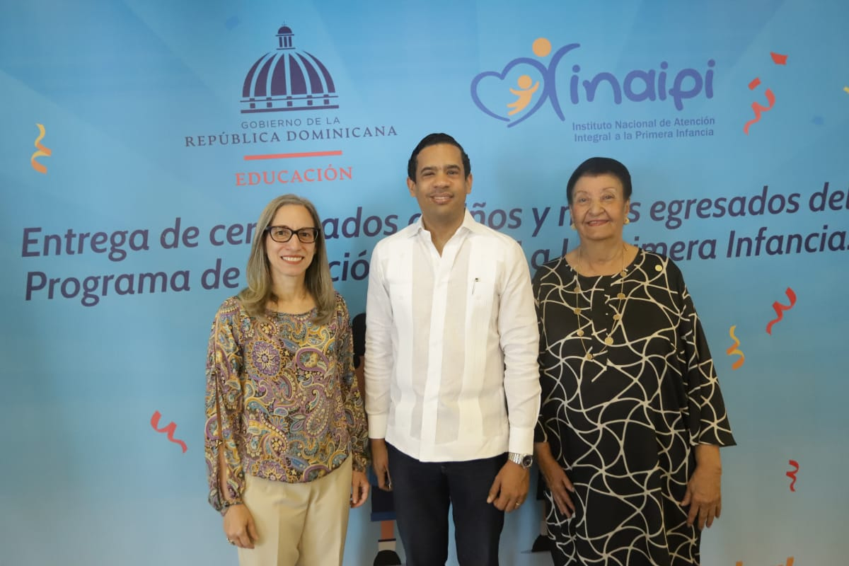 Ancell Scheker, viceministra de Asuntos Técnicos y Pedagógicos del Ministerio de Educación, Eduardo Peña Blanco, subdirector del Instituto Nacional de Bienestar Estudiantil y Besaida Manola Santana, directora ejecutiva del INAIPI