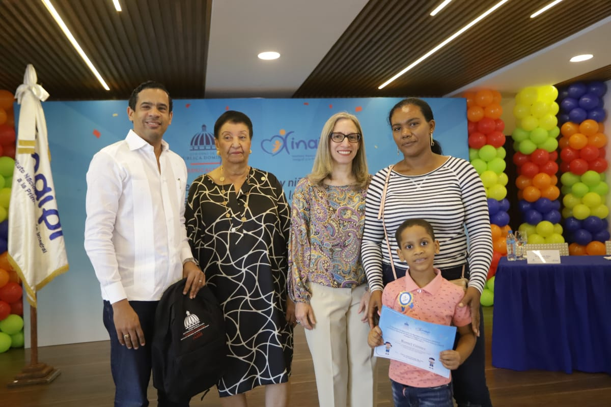 Besaida Manola Santana, directora ejecutiva del INAIPI, Ancell Scheker, viceministra de Asuntos Técnicos y Pedagógicos del Ministerio de Educación y Eduardo Peña Blanco, subdirector del Instituto Nacional de Bienestar Estudiantil (INABIE), en la entrega de certificados