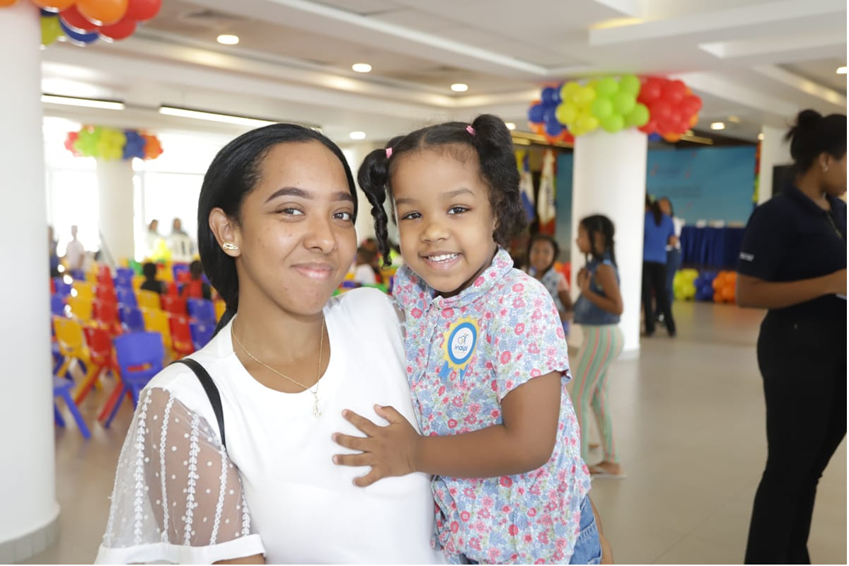 madre con su hija participa en el acto