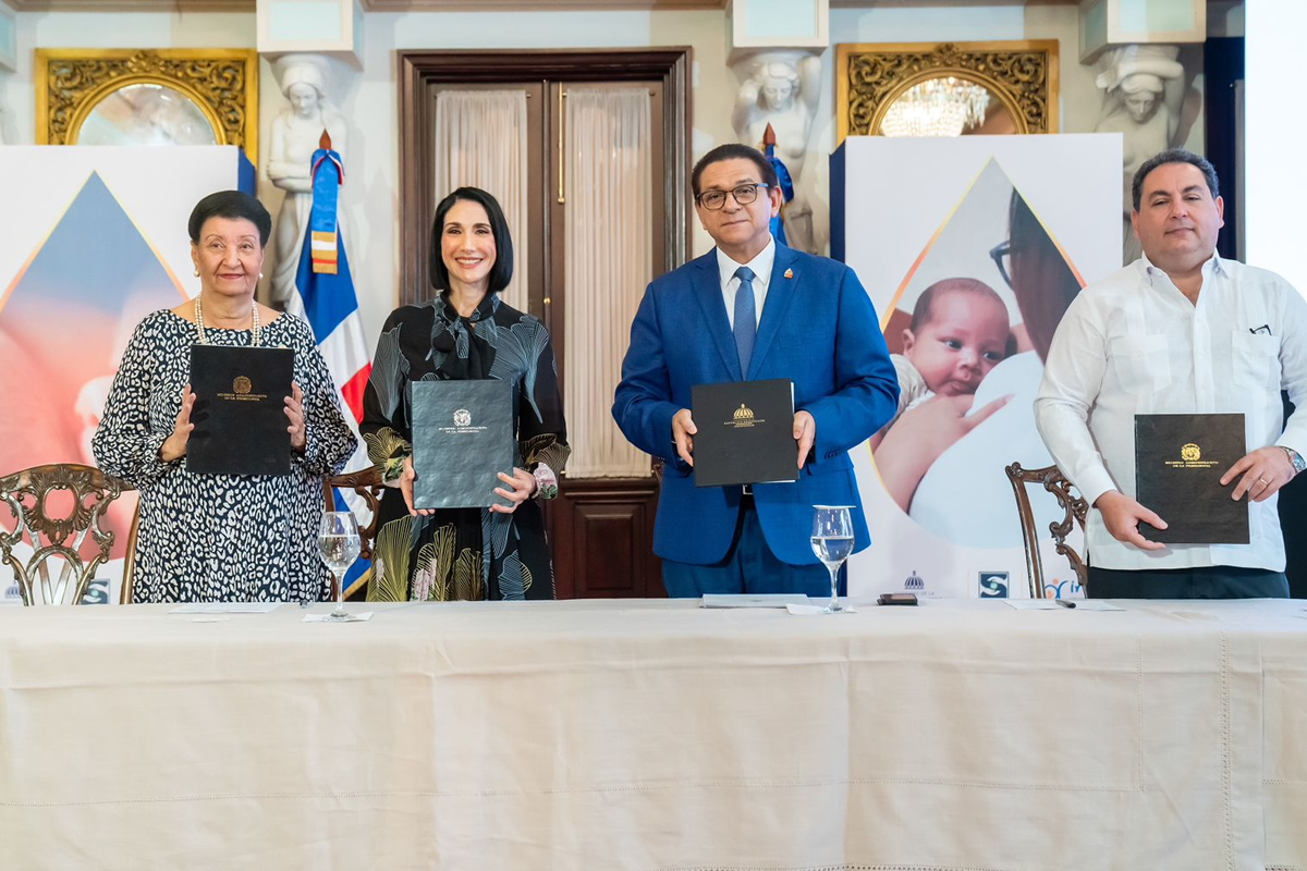 Besaida Manola Santana, directora ejecutiva del INAIPI, Raquel Arbaje, primera dama y presidenta honorífica del Gabinete de Niñez y Adolescencia,Daniel Rivera, ministro de Salud y el Doctor Mario Lama, director ejecutivo del SNS muestran convenio firmado.