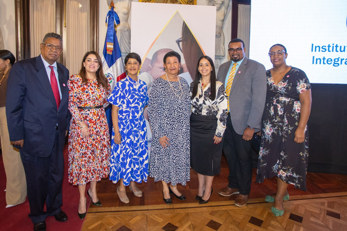 Besaida Manola Santana, directora ejecutiva del INAIPI, junto a colaboradores de la institucion