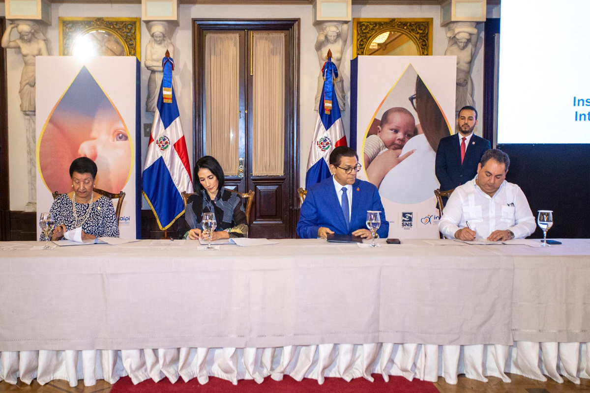 Besaida Manola Santana, directora ejecutiva del INAIPI, Raquel Arbaje, primera dama y presidenta honorífica del Gabinete de Niñez y Adolescencia, Daniel Rivera, ministro de Salud y el Doctor Mario Lama, director ejecutivo del SNS mientras firman convenio