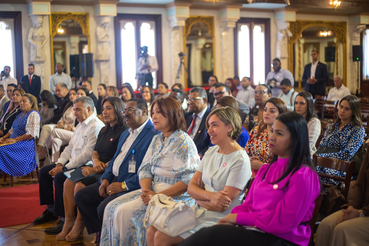 Personalidades que asistieron al acto 