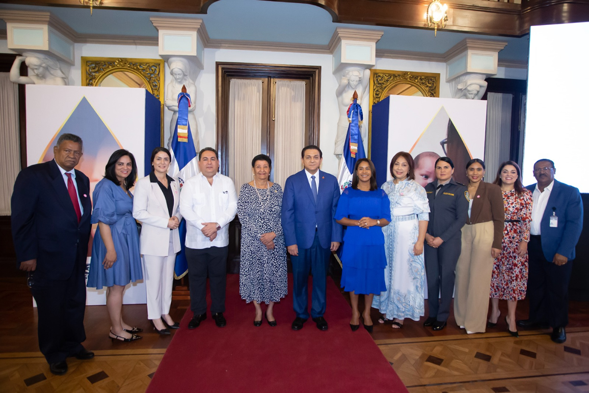 Besaida Manola Santana, directora ejecutiva del INAIPI, Daniel Rivera, ministro de Salud y el Doctor Mario Lama, director ejecutivo del SNS, junto a personalidades en el acto de firma de convenio