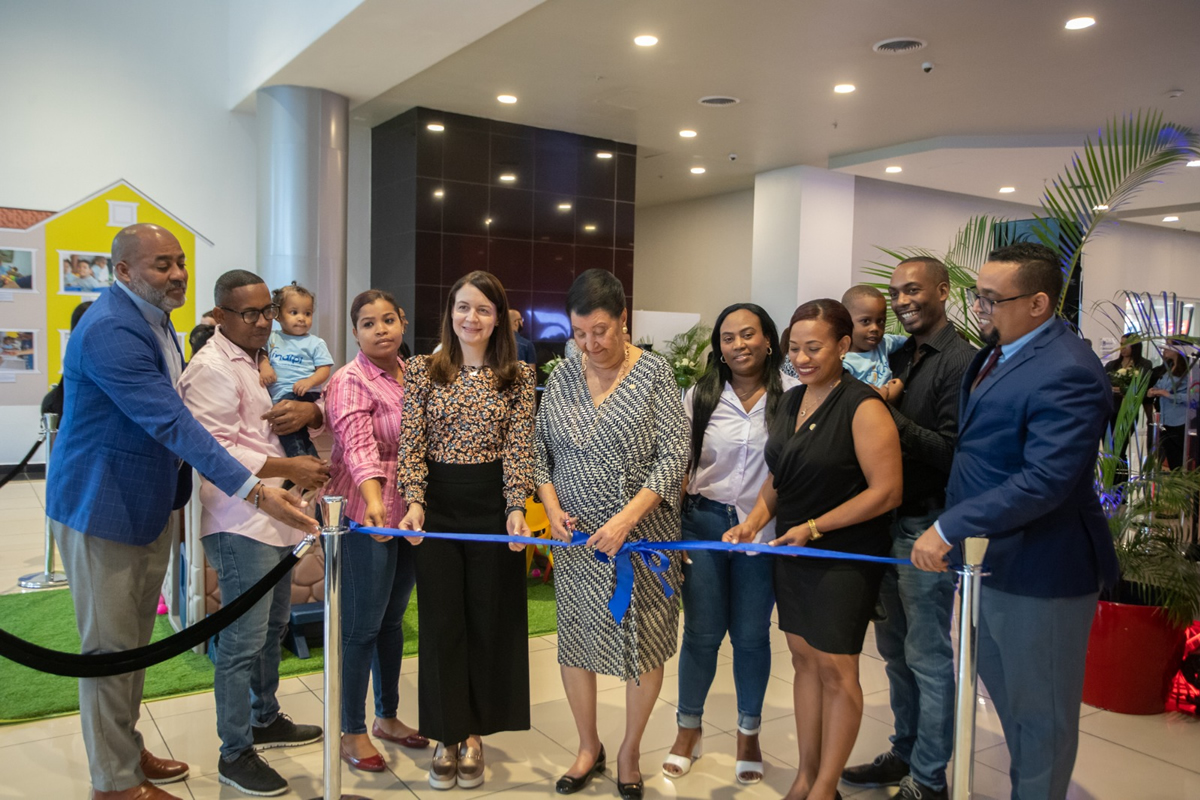 Besaida Manola Santana, directora ejecutiva del INAIPI, corta cinta en la apertura de la Exposición Fotográfica “El Modelo de Atención Integral del INAIPI”