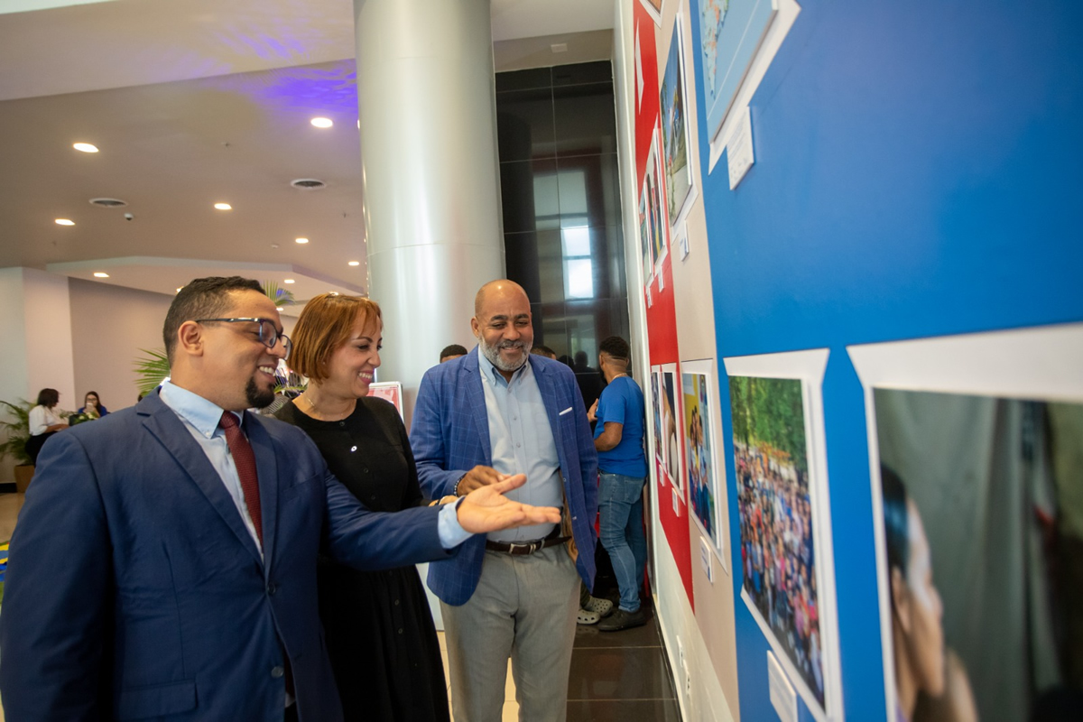 Franklin Marte, fotógrafo del INAIPI, recorre la exposicion 