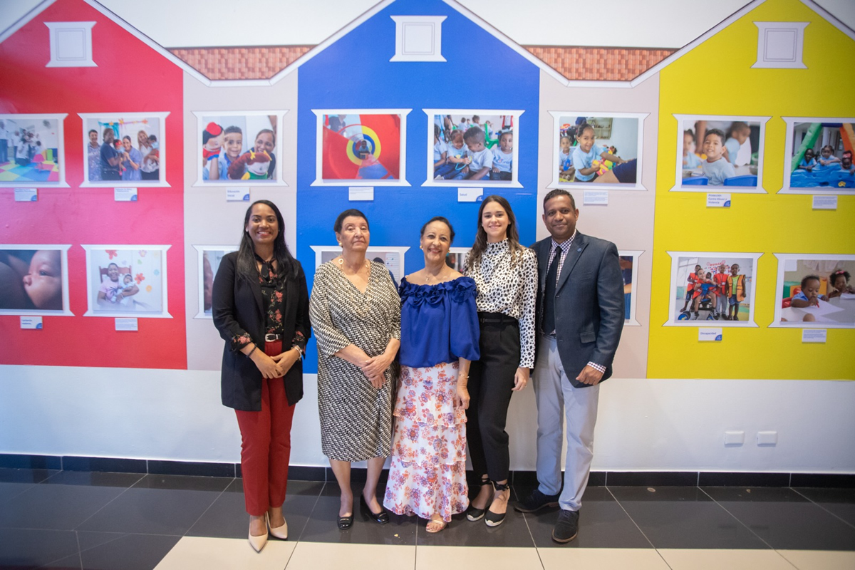 Besaida Manola Santana de Báez, directora ejecutiva del Inaipi, junto a colaboradores de la Institución