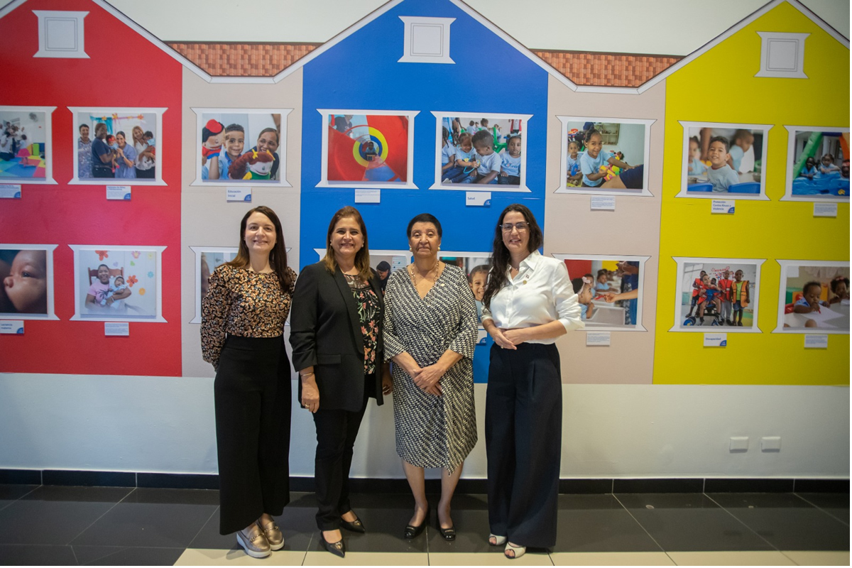 Besaida Manola Santana, directora ejecutiva del INAIPI y Rosanna Encarnación, gerente de Mercadeo de Galería 360 en la apertura 