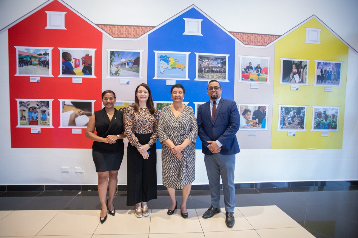 Besaida Manola Santana, directora ejecutiva del INAIPI y Rosanna Encarnación, gerente de Mercadeo de Galería 360 junto a colaboradores de la institucion