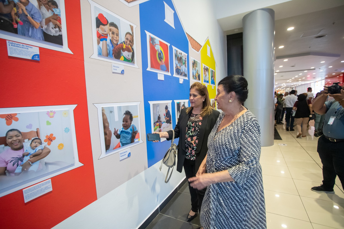 Besaida Manola Santana, directora ejecutiva del INAIPI, mientras recorre la exposición