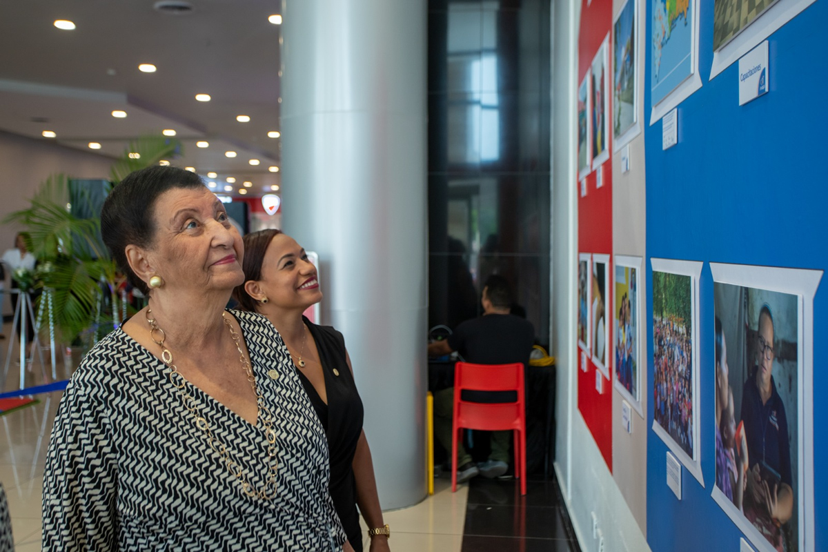 Besaida Manola Santana, directora ejecutiva del INAIPI, mientras recorre la exposición