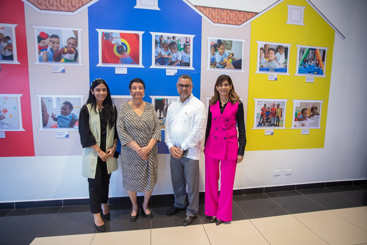 Besaida Manola Santana de Báez, directora ejecutiva del Inaipi, junto a colaboradores de la Institución