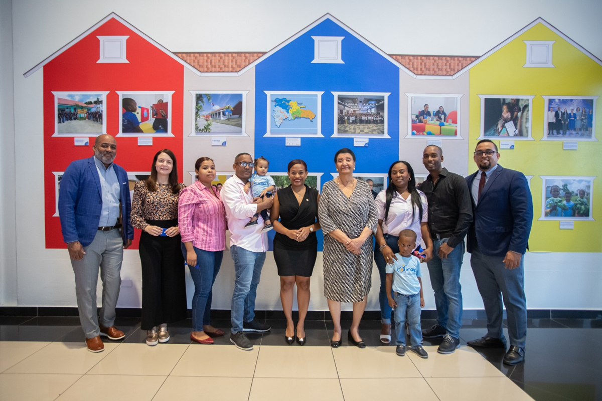 Besaida Manola Santana de Báez, directora ejecutiva del Inaipi, junto a familias y colaboradores de la Institución