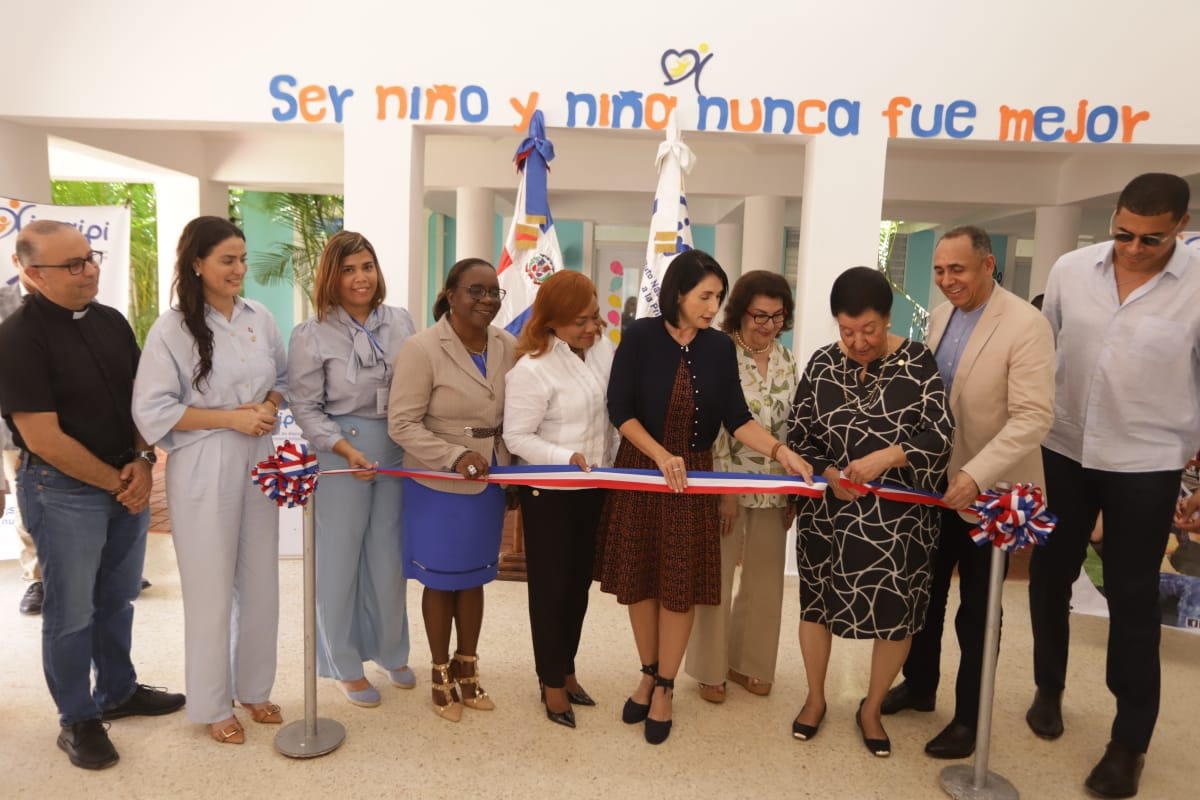 La primera dama, junto a su madre y la directora ejecutiva del INAIPI encabezan la inauguración del CAIPI Pedro Justo Carrión