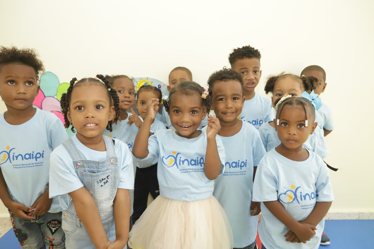 Parte de los niños beneficiados de los servicios del Centro
