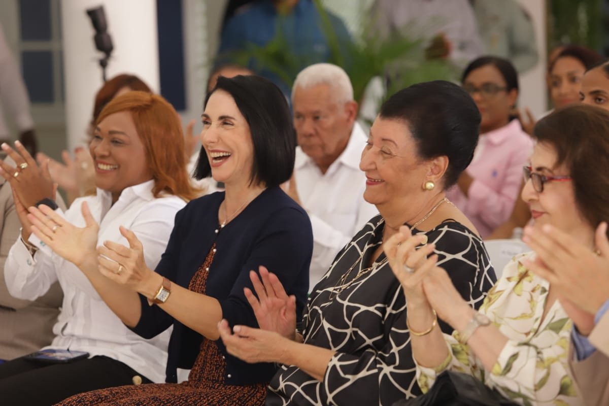 Raquel Arbaje,la primera dama y presidenta honorifica del Gabinete de Niñez y Adolescencia, junto a su madre doña Margarita Soneh y la directora ejecutiva del NAIPI, Besaida Manola Santana en la inauguración del nuevo Centro