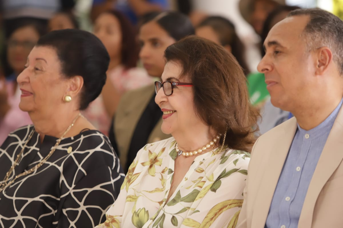 Besaida Manola Santana de Báez, directora ejecutiva del Inaipi, junto a invitados en la inauguración