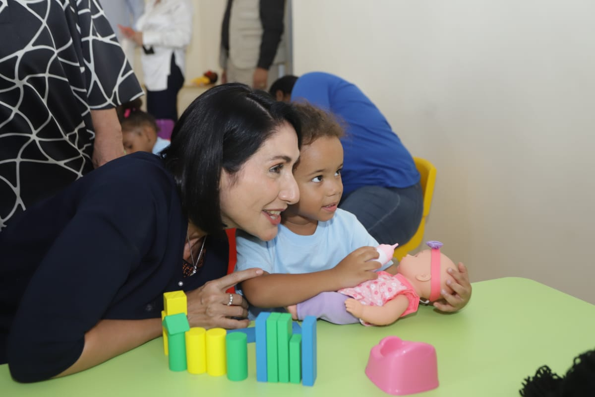 Raquel Arbaje, La primera dama, comparte con niña en el Centro
