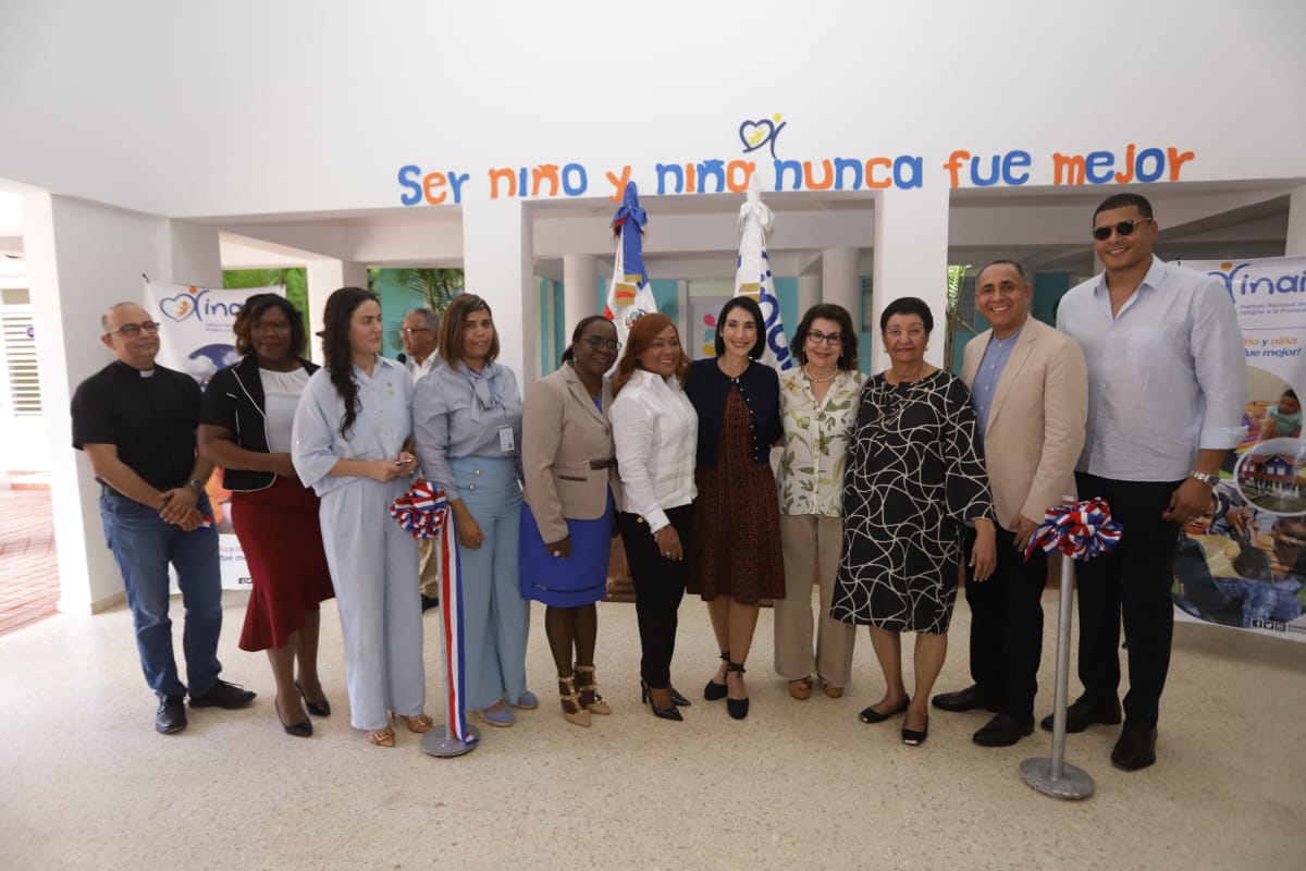 Raquel Peña, vicepresidenta de la República y Besaida Manola Santana, directora ejecutiva del INAIPI junto a personalidades en el Acto de inauguración 