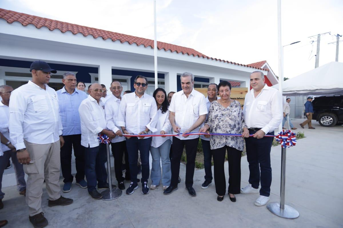 Luis Abinader, Presidente de la República, corta cinta inauguración CAIPI El Factor