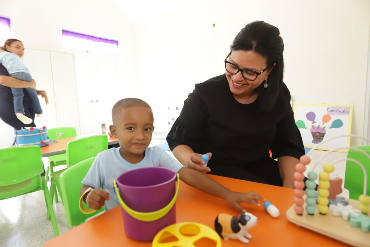 Niño feliz en el Aula