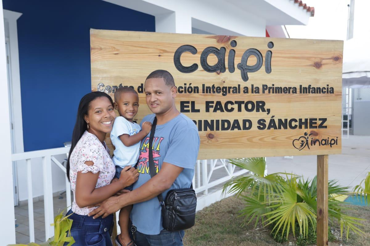 Familia posa beneficiada de los servicios del nuevo Centro