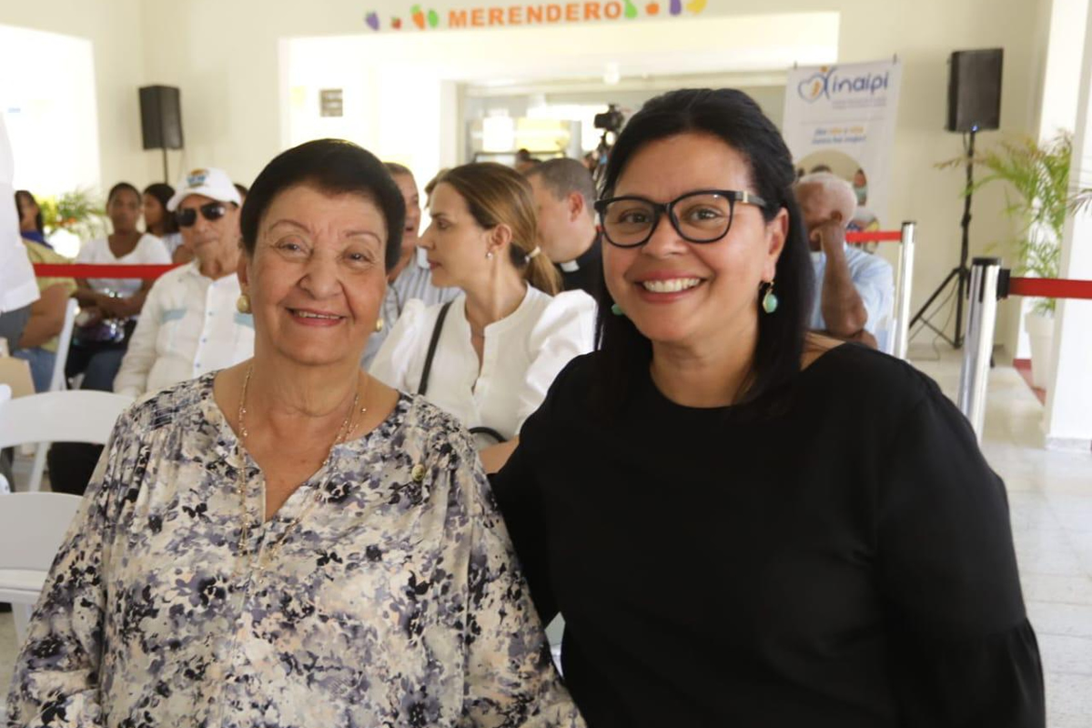Besaida Manola Santana de Báez, directora ejecutiva del Inaipi, junto a su hija Isis Báez Santana