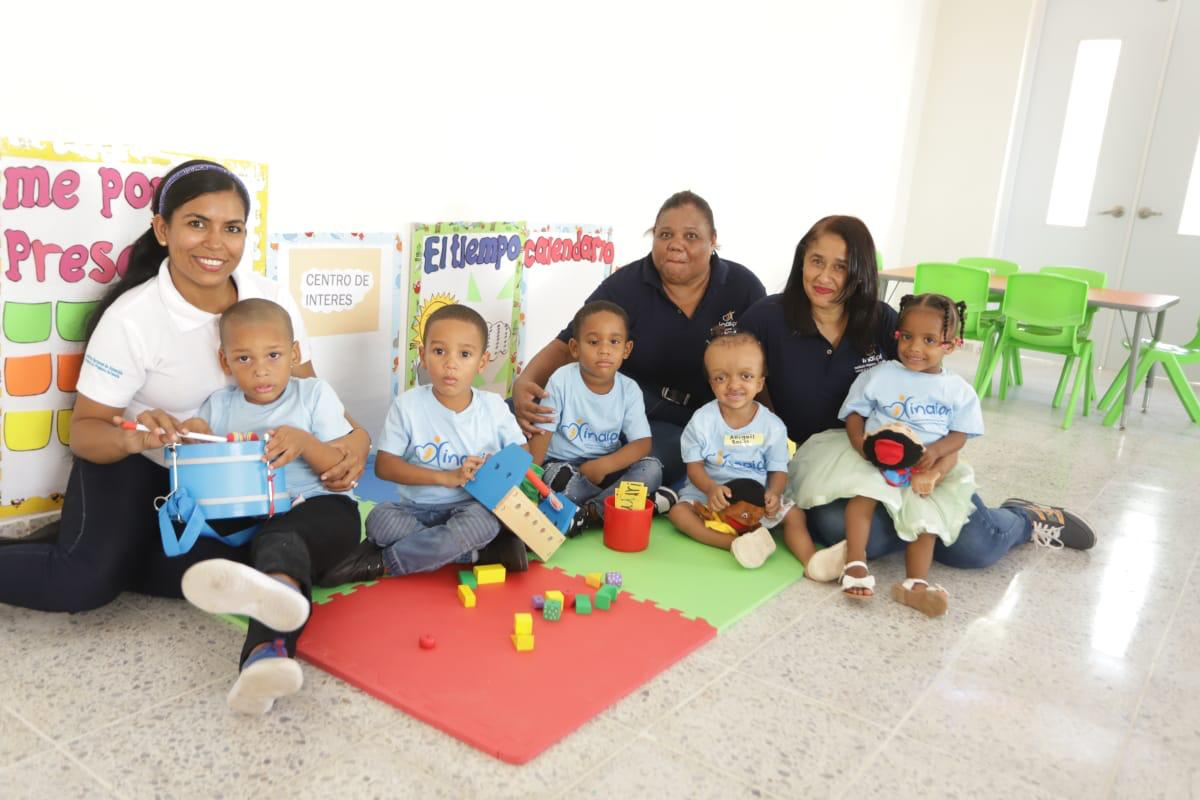 Niños junto a las colaboradoras en el Aula
