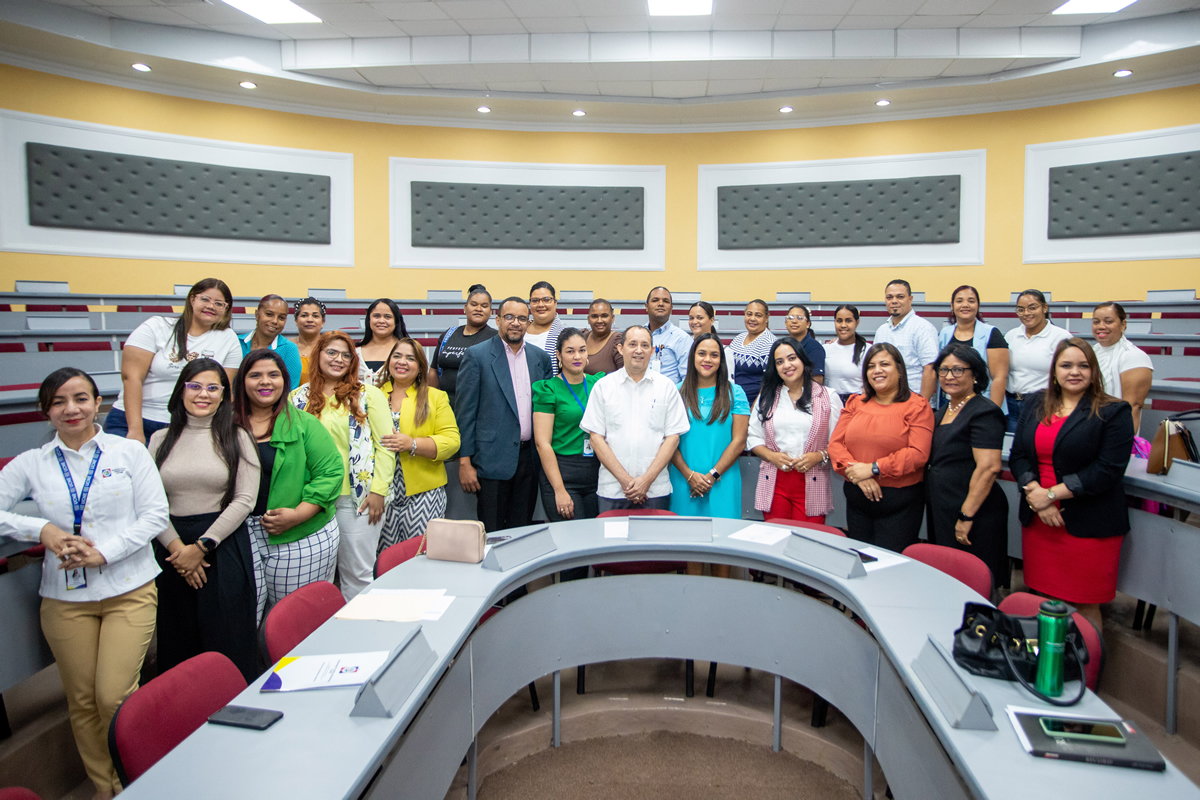 Colaboradores del INAIPI, participantes del diplomado