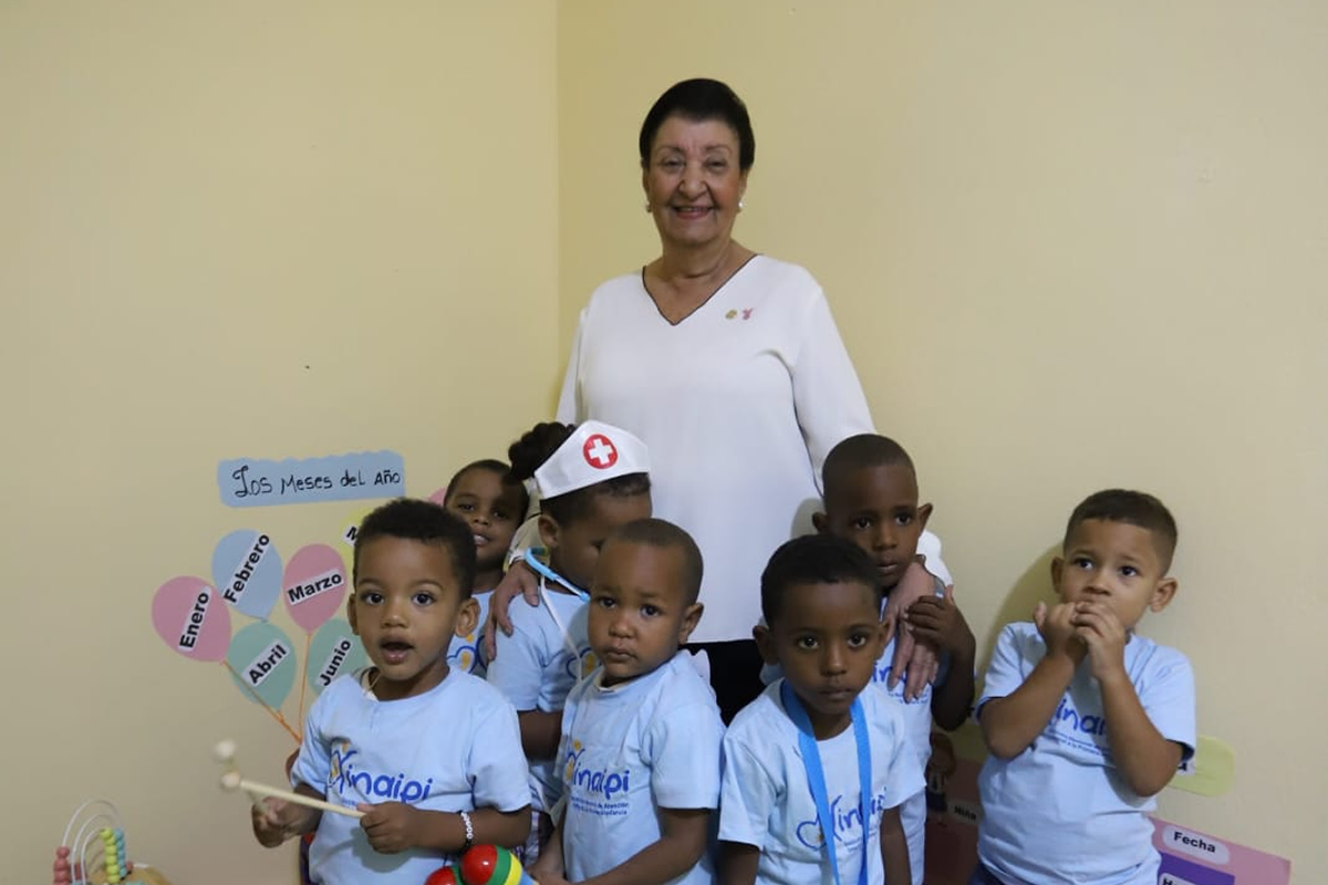 Besaida Manola Santana, directora ejecutiva del INAIPI, junto a los niños en el aula 