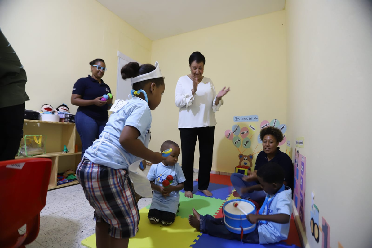 Besaida Manola Santana de Báez, directora ejecutiva del Inaipi, comparte en una de las aulas